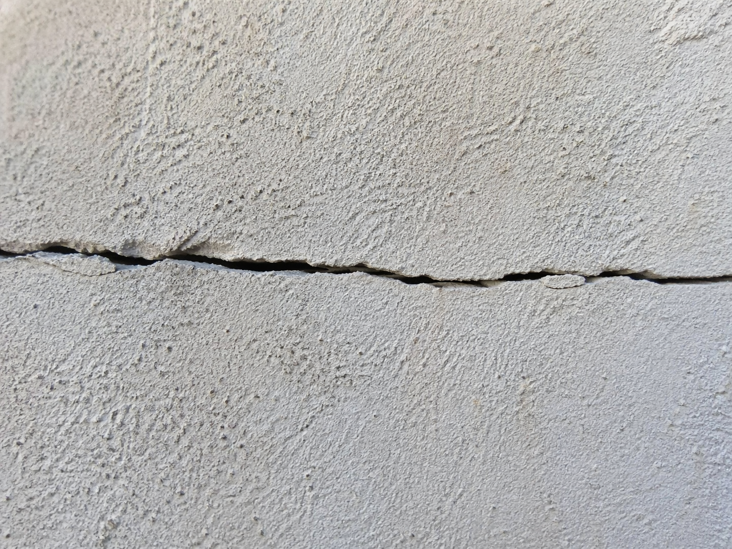 Fissure horizontale de 3 mm sur la façade d'une maison individuelle