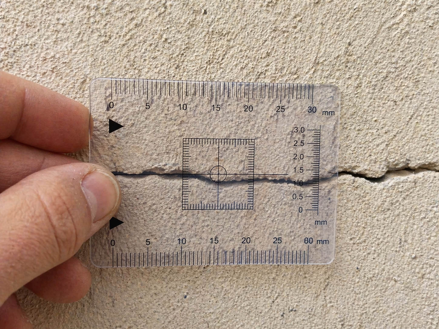 Mesure d'une fissure horizontale avec un fissuromètre gradué